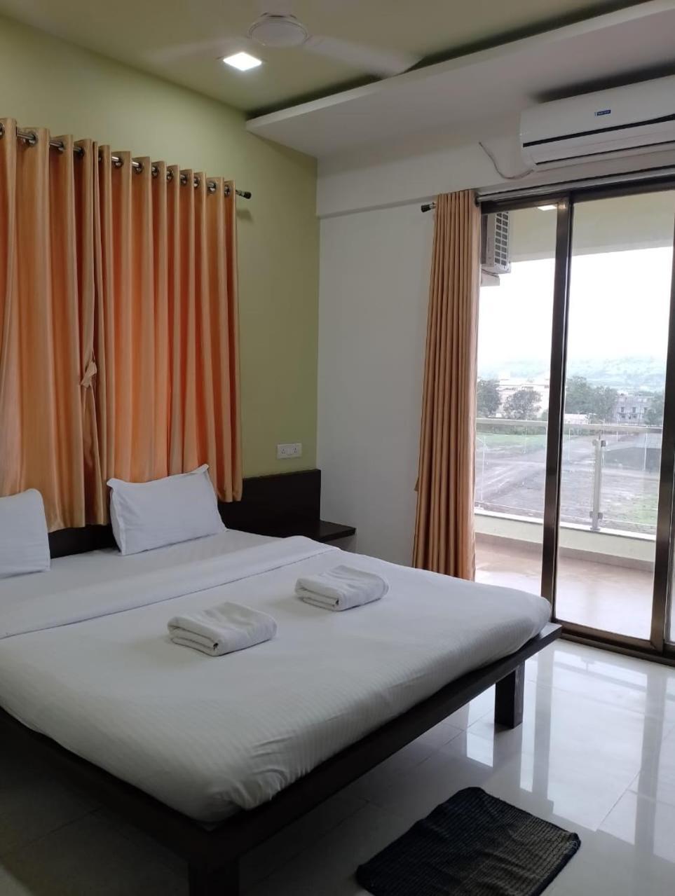Hotel Shiva'S Inn Тримбак Екстериор снимка