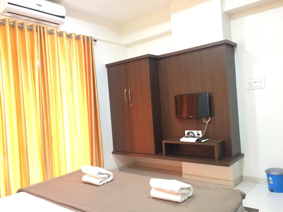 Hotel Shiva'S Inn Тримбак Екстериор снимка