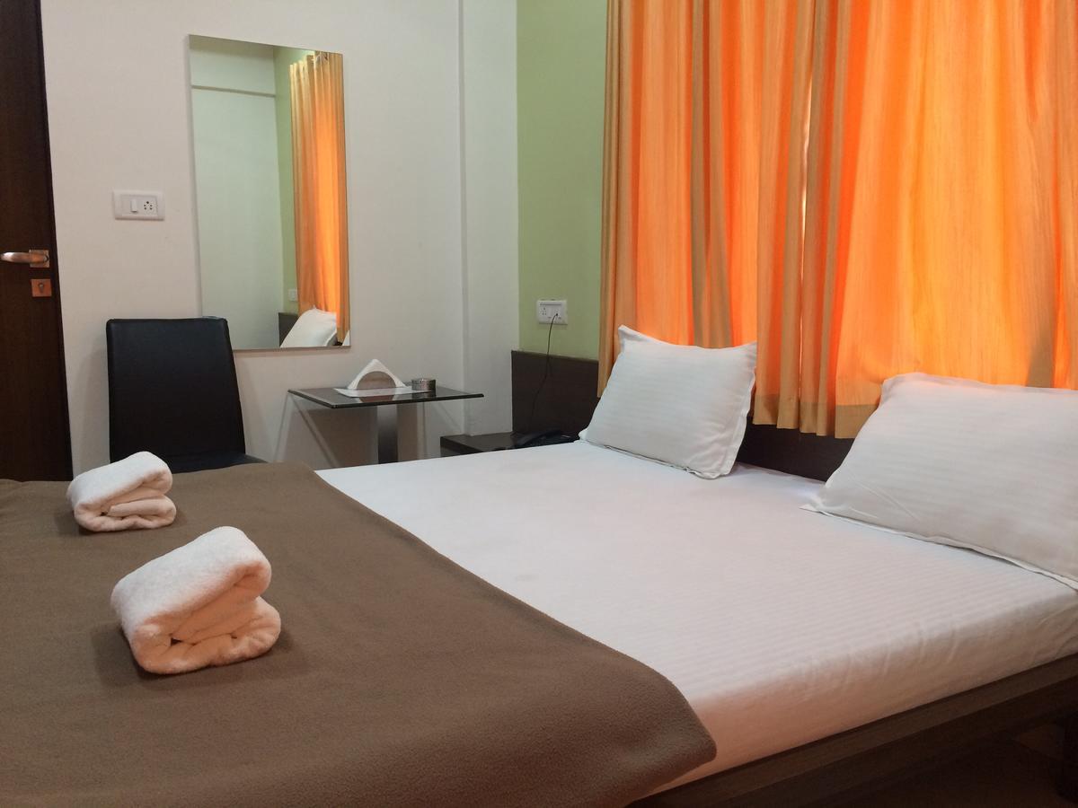 Hotel Shiva'S Inn Тримбак Екстериор снимка