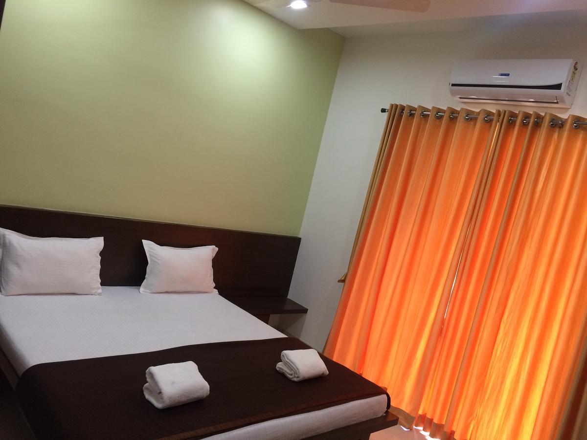 Hotel Shiva'S Inn Тримбак Екстериор снимка