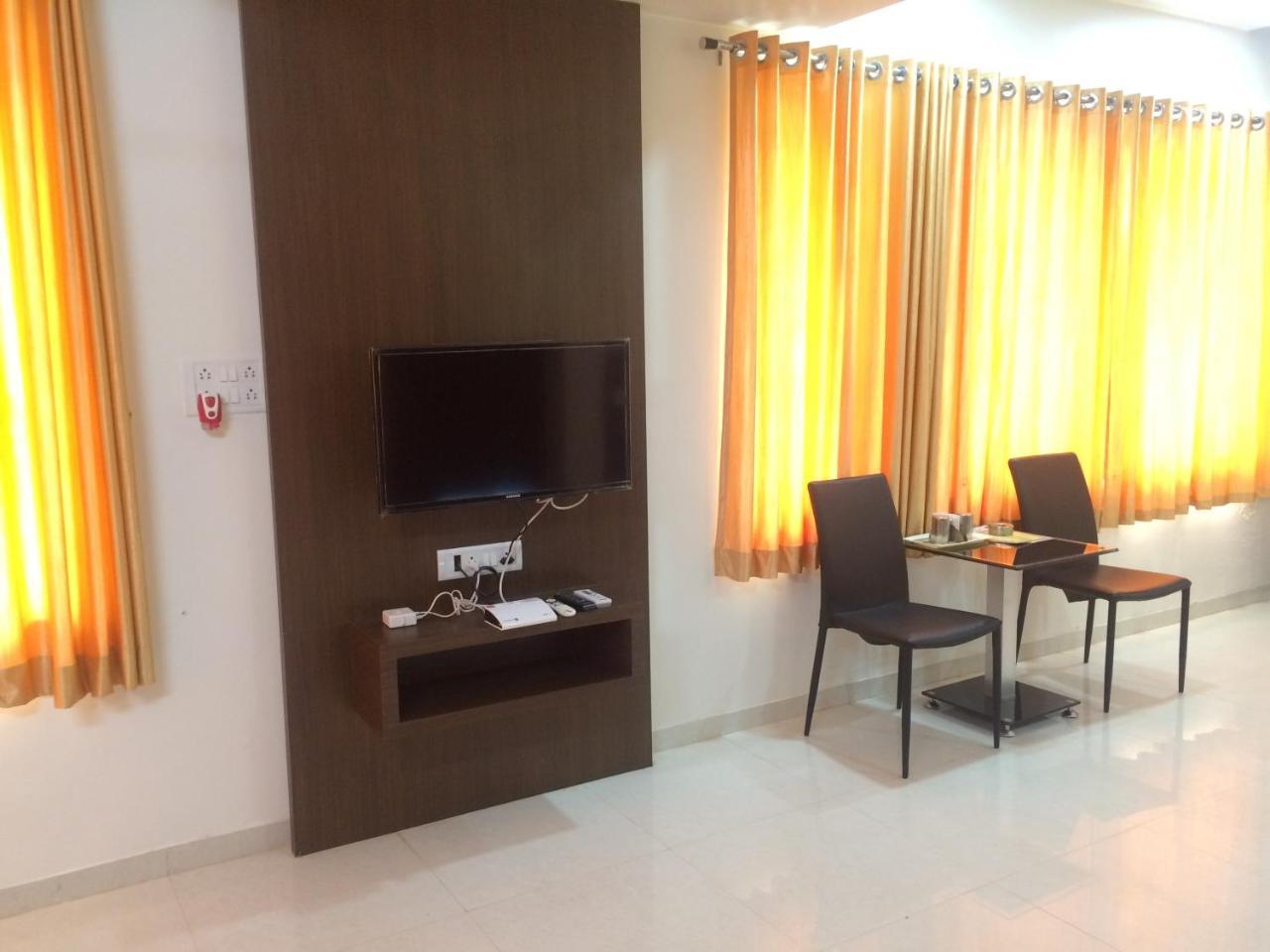 Hotel Shiva'S Inn Тримбак Екстериор снимка