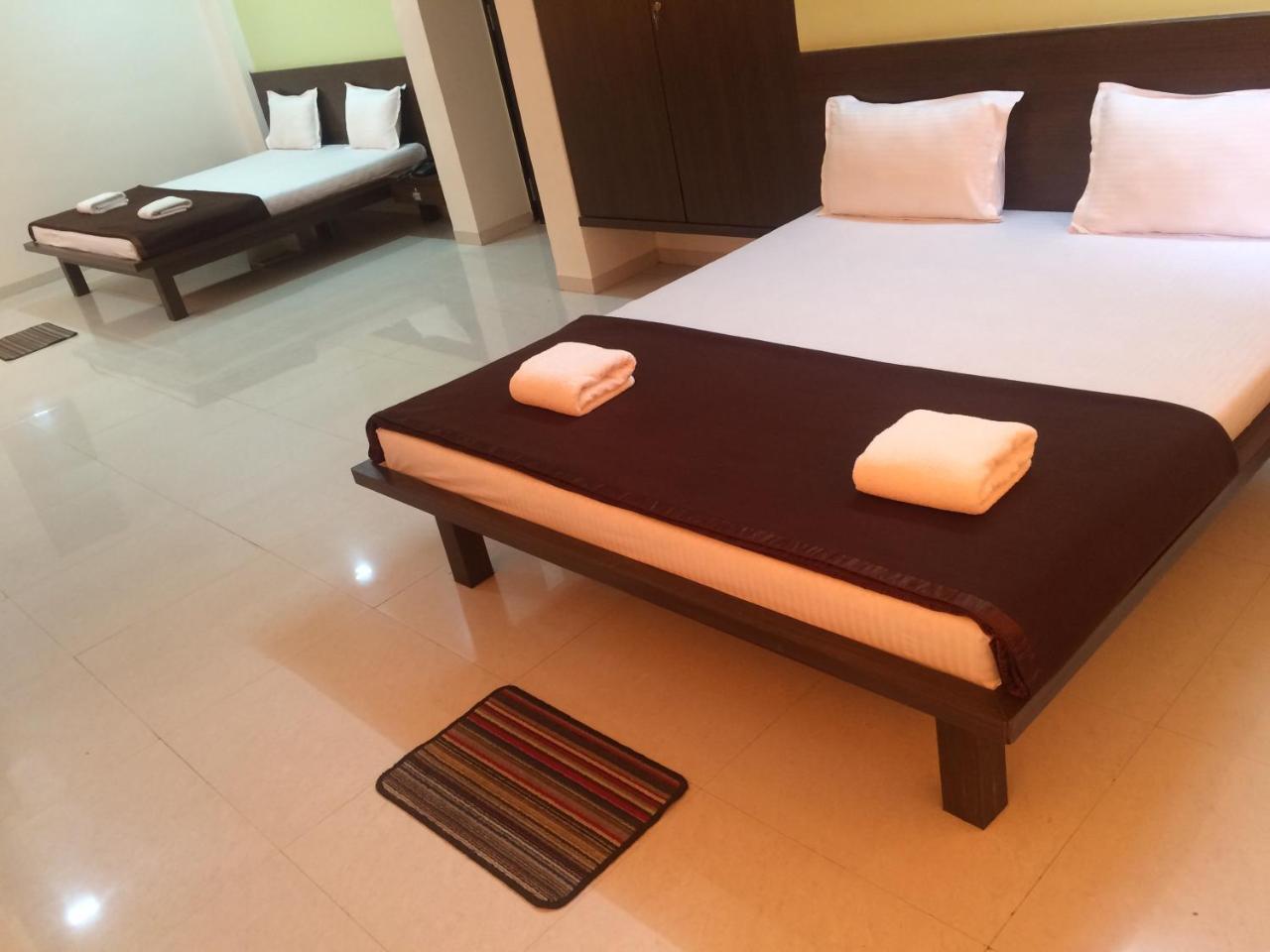 Hotel Shiva'S Inn Тримбак Екстериор снимка