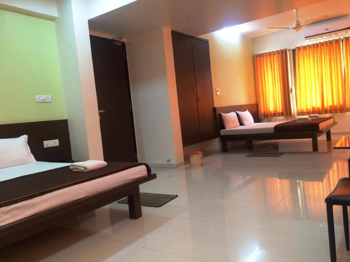 Hotel Shiva'S Inn Тримбак Екстериор снимка