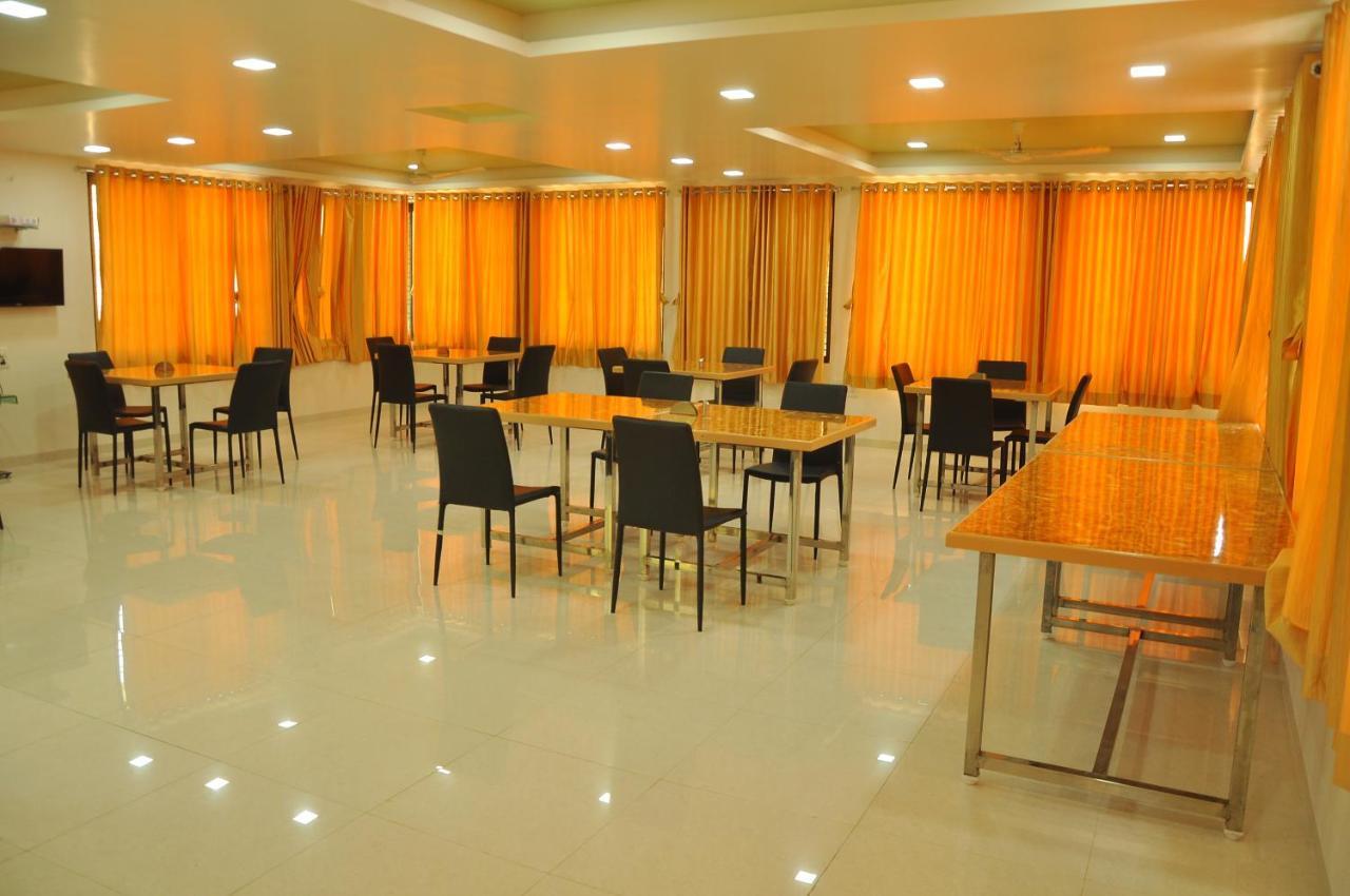 Hotel Shiva'S Inn Тримбак Екстериор снимка