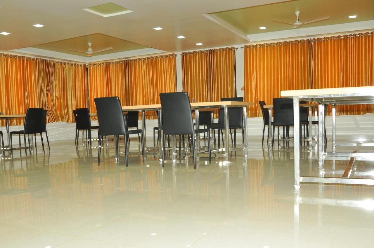 Hotel Shiva'S Inn Тримбак Екстериор снимка